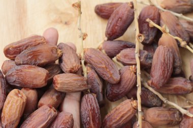 Kurutulmuş hurma ahşap arka plan üzerinde lezzetli