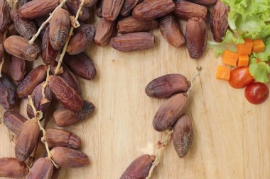 Kurutulmuş hurma ahşap arka plan üzerinde lezzetli