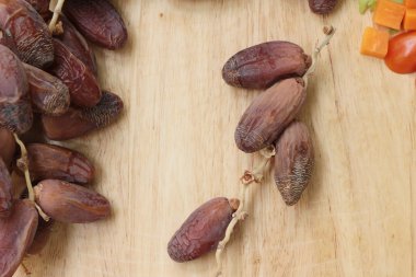 Kurutulmuş hurma ahşap arka plan üzerinde lezzetli