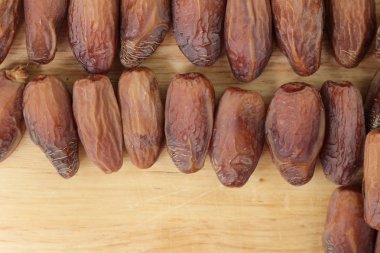 Kurutulmuş hurma ahşap arka plan üzerinde lezzetli