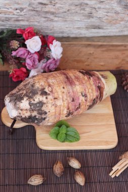 Taze taro ve yemek pişirmek için dilimlenmiş taro