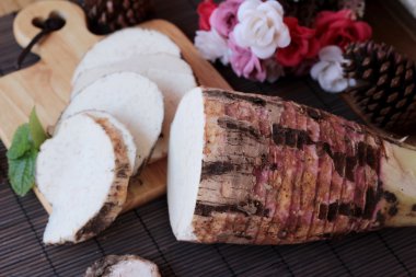 Taze taro ve yemek pişirmek için dilimlenmiş taro