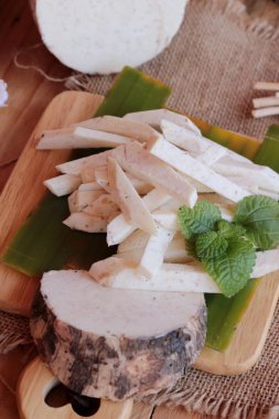 Taze taro ve yemek pişirmek için dilimlenmiş taro