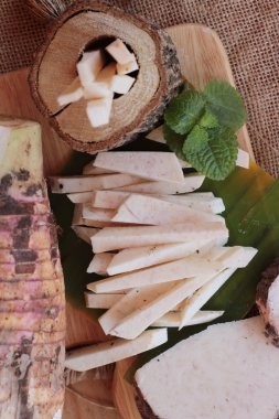 Taze taro ve yemek pişirmek için dilimlenmiş taro