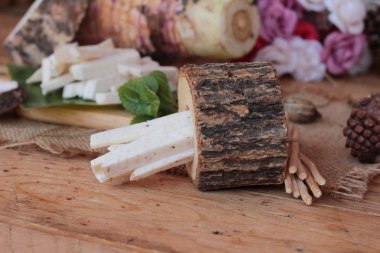 Taze taro ve yemek pişirmek için dilimlenmiş taro