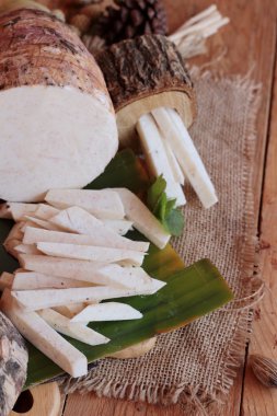 Taze taro ve yemek pişirmek için dilimlenmiş taro