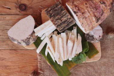 Taze taro ve yemek pişirmek için dilimlenmiş taro