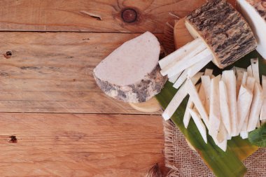 Taze taro ve yemek pişirmek için dilimlenmiş taro