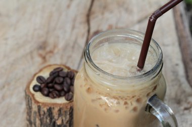 Buzlu kahve ahşap arka plan üzerinde lezzetlidir