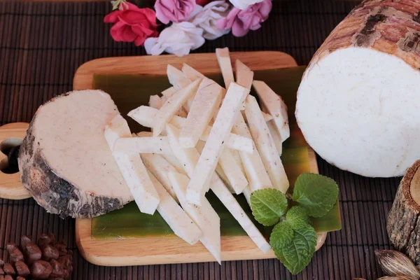 Färsk taro och taro skivad för matlagning — Stockfoto