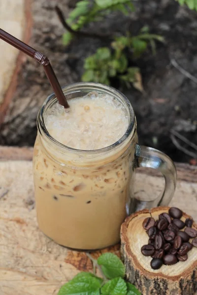 Café gelado é delicioso no fundo de madeira — Fotografia de Stock