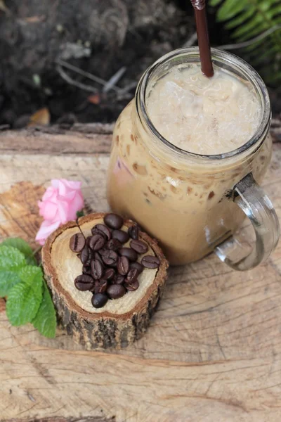 Café gelado é delicioso no fundo de madeira — Fotografia de Stock