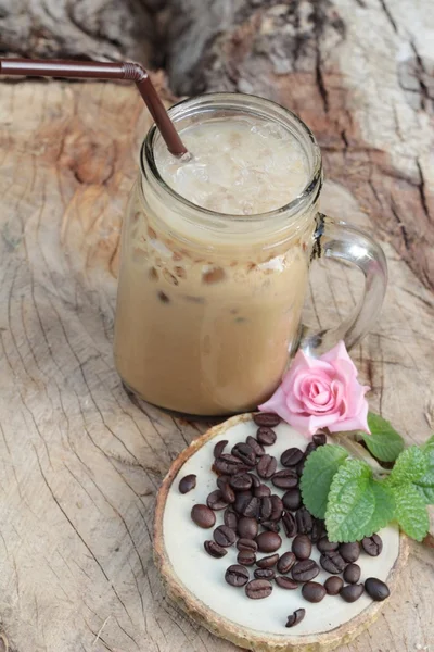 Café gelado é delicioso no fundo de madeira — Fotografia de Stock