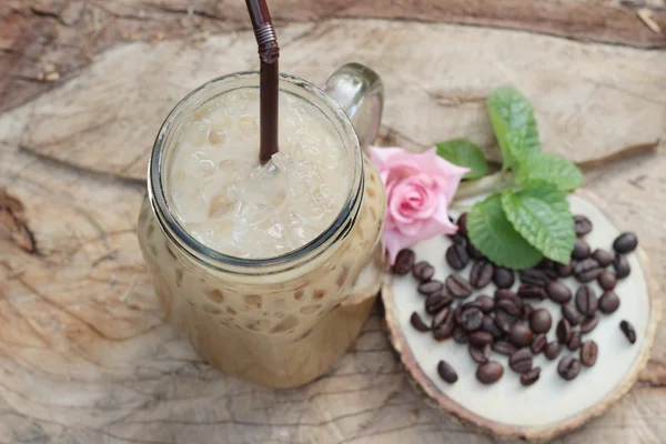 Eiskaffee ist köstlich auf Holz Hintergrund — Stockfoto
