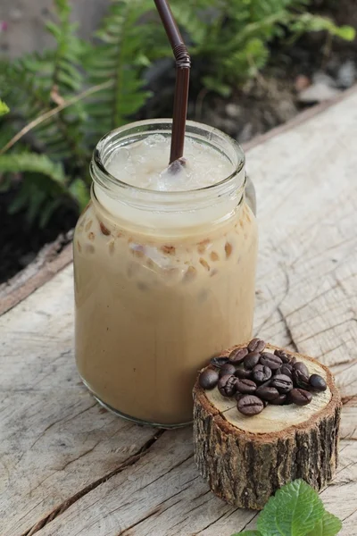 木材の背景にアイス コーヒーがうまい — ストック写真