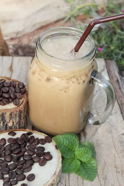 Café gelado é delicioso no fundo de madeira — Fotografia de Stock