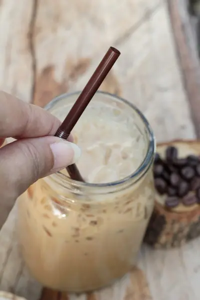 Café gelado é delicioso no fundo de madeira — Fotografia de Stock