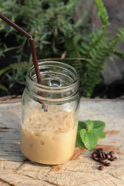 Café helado es delicioso sobre fondo de madera — Foto de Stock