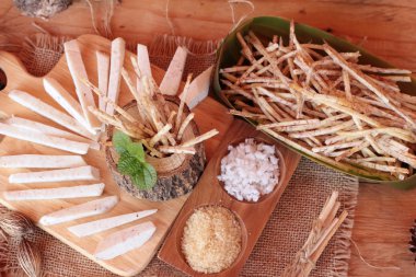 Taze taro ve taro sopa ile tuz