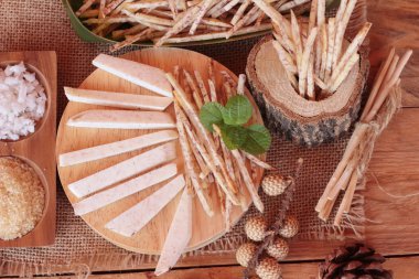 Taze taro ve taro sopa ile tuz