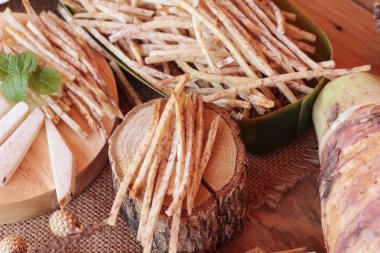 Taze taro ve taro sopa ile tuz