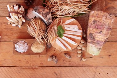 Taze taro ve taro sopa ile tuz