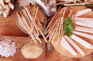 Taze taro ve taro sopa ile tuz