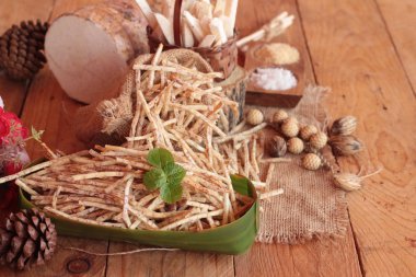 Taze taro ve taro sopa ile tuz