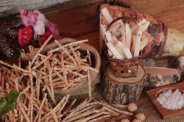 Taze taro ve taro sopa ile tuz