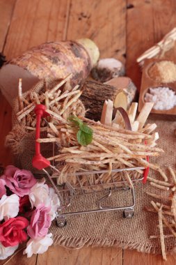 Taze taro ve taro sopa ile tuz