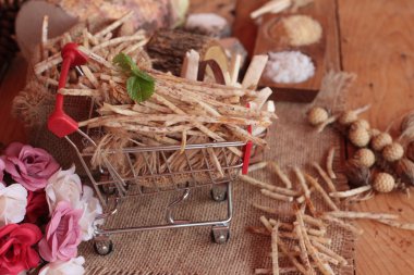 Taze taro ve taro sopa ile tuz