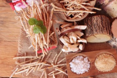 Taze taro ve taro sopa ile tuz