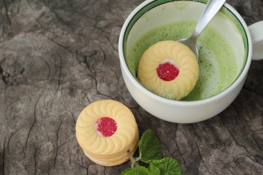 Yeşil çay ile çilek bisküvi lezzetli.