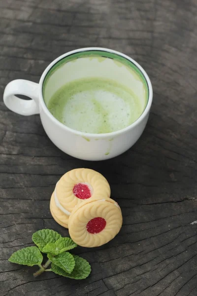 Galletas de fresa con té verde es delicioso . —  Fotos de Stock