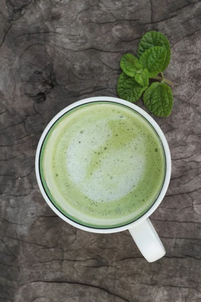 Té verde y leche sobre fondo de madera . —  Fotos de Stock