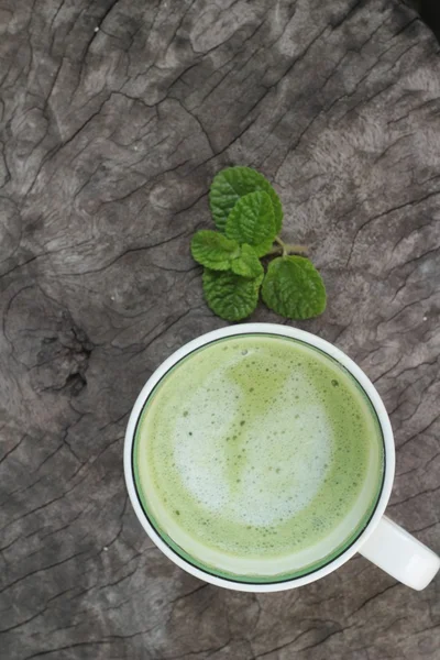 Té verde y leche sobre fondo de madera . —  Fotos de Stock