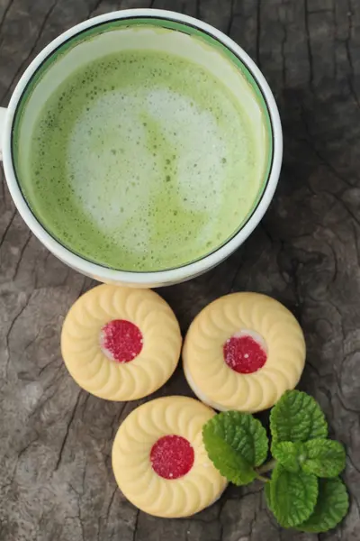 Galletas de fresa con té verde es delicioso . —  Fotos de Stock