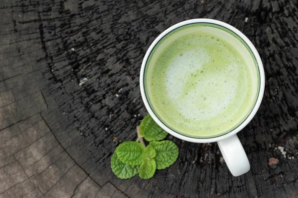 Té verde y leche sobre fondo de madera . —  Fotos de Stock