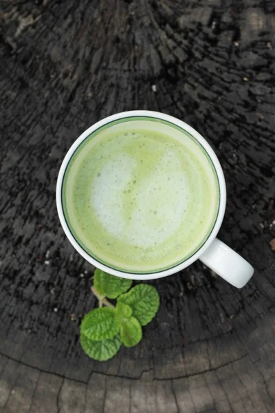 Té verde y leche sobre fondo de madera . —  Fotos de Stock