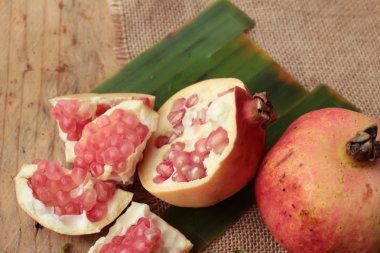 Ahşap arka plan üzerinde lezzetli meyve olgun nar