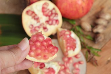 Ahşap arka plan üzerinde lezzetli meyve olgun nar