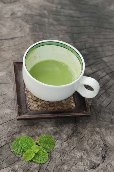 Té verde y leche sobre fondo de madera . —  Fotos de Stock