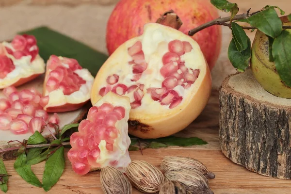 Ripe pomegranate fruit delicious on wood background — Stock Photo, Image