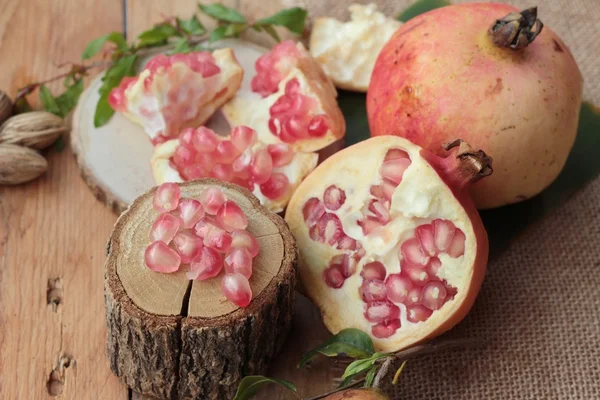 Fruta de romã madura deliciosa no fundo de madeira — Fotografia de Stock