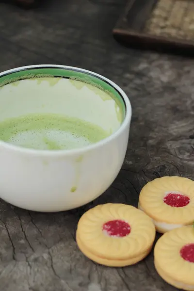 Jahodové sušenky s zelený čaj, je vynikající. — Stock fotografie