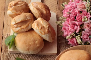 ile muhallebi ahşap arka plan üzerinde lezzetli ekmek