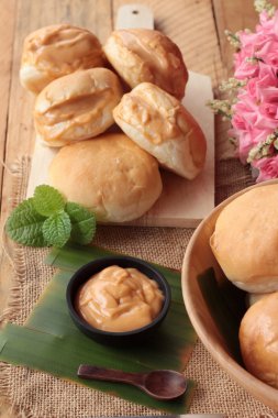 ile muhallebi ahşap arka plan üzerinde lezzetli ekmek