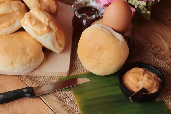 Brot mit Pudding köstlich auf Holz Hintergrund — Stockfoto