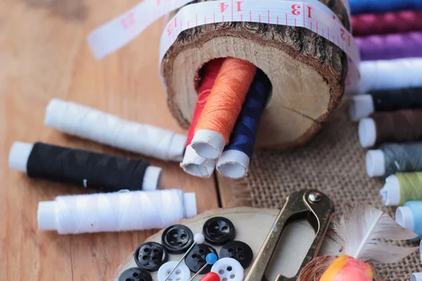 Suministros de costura, hilo de tijeras con y tijeras — Foto de Stock