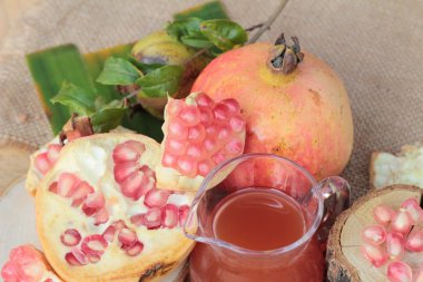 Olgun nar suyu tahta arka plan ile